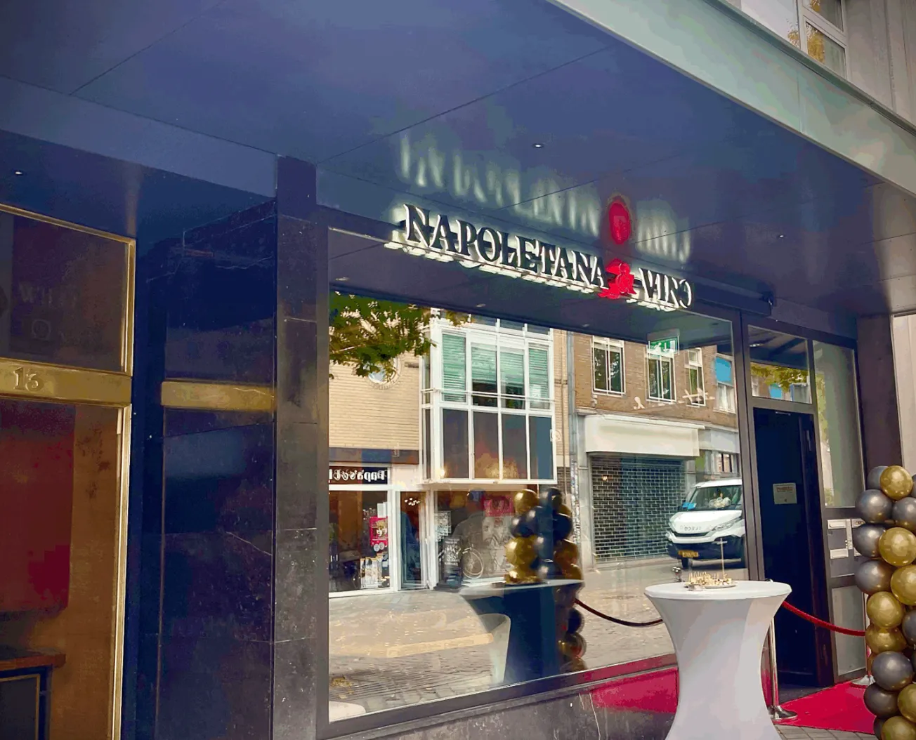 Napoletana & Vino open in Akerstraat